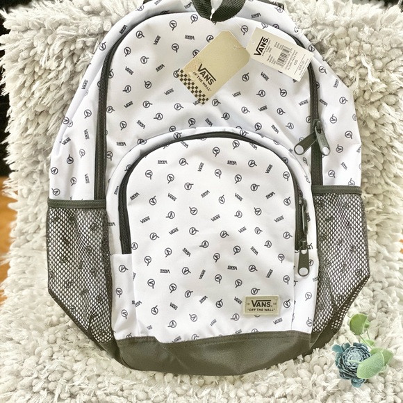 New with tag VANS ALUMNI PACK PRI BACKPACK w/logo and adjustable straps 4 pocket - Picture 3 of 14
